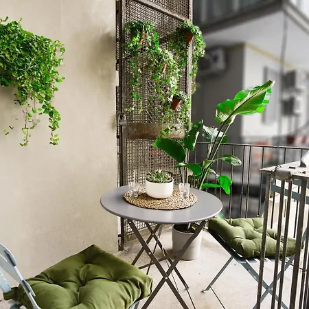 Floris: Modern In The Heart Of Center Apartman *