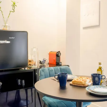 Floris: Modern In The Heart Of Center Apartamento