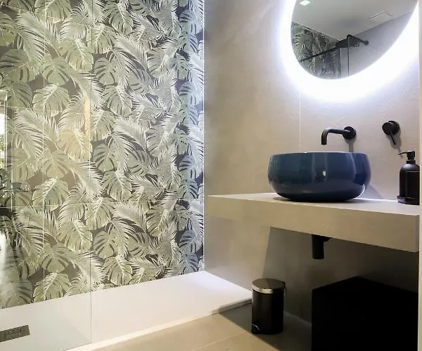 Floris: Modern In The Heart Of Center Apartment *