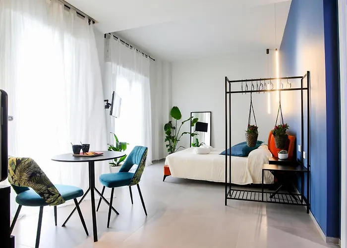 Floris: Modern In The Heart Of Center